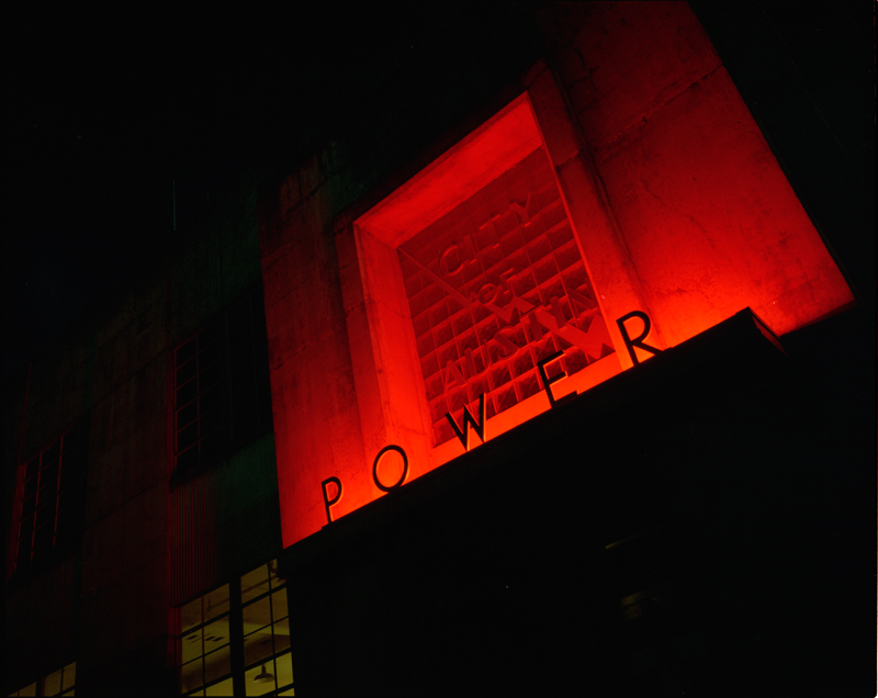 Icónico letrero de la compañía eléctrica de Austin en la noche