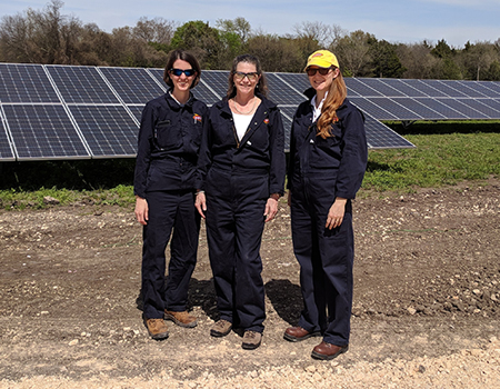Personal de Austin Energy en una granja solar local