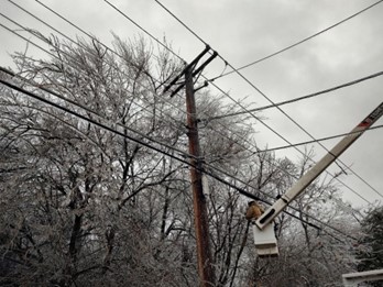 Austin lineworkers repairing power lines